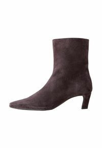 Tumehall nubukist pahkluu saabas, terava pealne ja kitsas, koonusjas konts. Sile tekstuur ilma nähtavate mustrite või metalldetailideta. Minimalistlik disain.