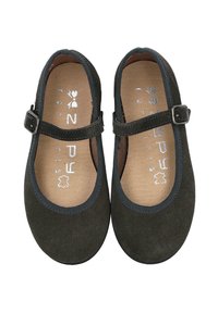 Zapatos Mary Jane de ante negro con punta redonda, una correa con hebilla y una plantilla acolchada. Rematados con tela azul oscura alrededor de los bordes.