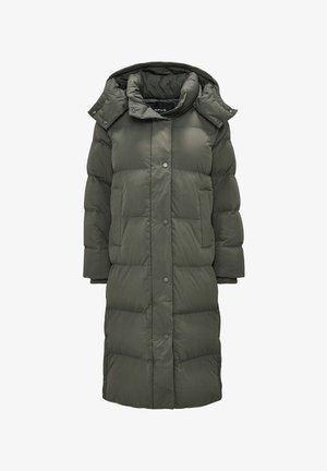 Lang olijfgroene pufferjas met een capuchon, voorzien van een knoopsluiting, twee voorkruiszakken en een geborduurde textuur.