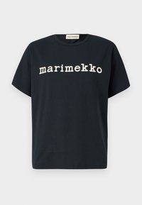 Tamsiai mėlyna medvilninė marškinėliai su trumpomis rankovėmis ir apvali iškirpte. Ant krūtinės balta, ryškiomis raidėmis užrašyta "marimekko".
