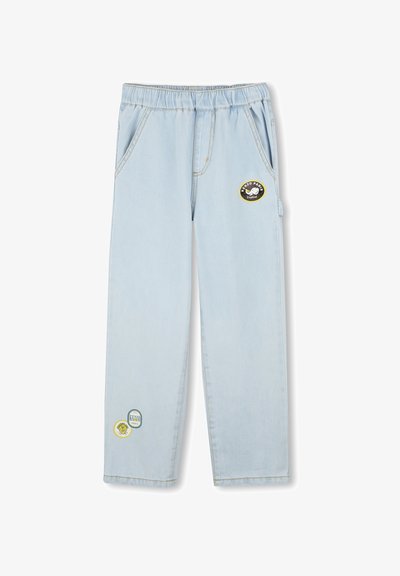 Pantalon en denim bleu clair avec une taille élastique, comportant deux poches latérales et trois patchs circulaires sur le bas des jambes.