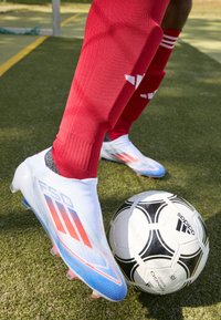 F50 ELITE LACELESS FIRM GROUND - Scarpe da calcio per terreni duri - footwear white/solar red/lucid blue