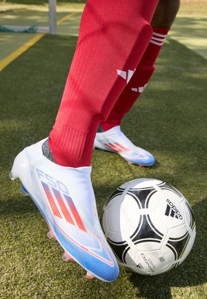 adidas Performance F50 ELITE LACELESS FIRM GROUND - Fodboldstøvler til fast underlag - footwear white/solar red/lucid blue