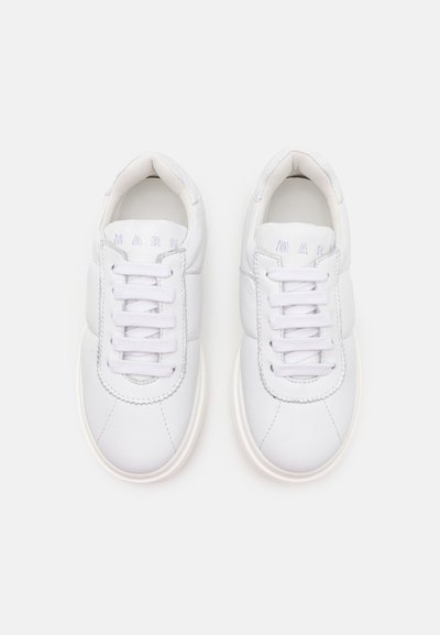 Weiße Ledersneaker mit abgerundeten Zehen, flachen Schnürsenkeln und einer genähten Naht um die Basis. Minimalistisches Design mit weicher Textur.