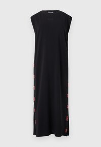 Μακριά μαύρη αμάνικη φόρεμα με στρογγυλή λαιμόκοψη και κόκκινα λογότυπα "EA7" που διατρέχουν κάθετα τις πλαϊνές ραφές.