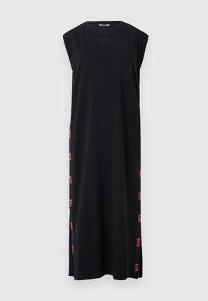 Hihaton musta maksimekko, jossa pyöreä pääntie ja punaiset "EA7"-logot kulkevat pystysuunnassa sivusaumoja pitkin.