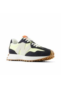 Sneaker mit einem Obermaterial aus Schwarz und Neon-Gelb, das ein strukturiertes Wildleder- und Mesh-Design aufweist, weiße Schnürsenkel und eine braune Gummisohle. Orange Akzent.