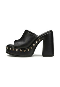 Mule open-toe in pelle nera con piattaforma e tacco a blocco alto, caratterizzate da borchie dorate lungo il lato e una trama liscia.