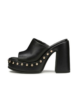 Mule open-toe in pelle nera con piattaforma e tacco a blocco alto, caratterizzate da borchie dorate lungo il lato e una trama liscia.