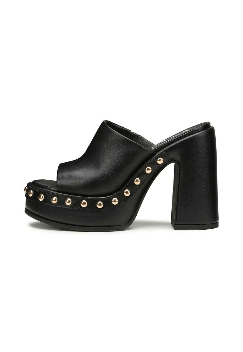 Mule open-toe in pelle nera con piattaforma e tacco a blocco alto, caratterizzate da borchie dorate lungo il lato e una trama liscia.