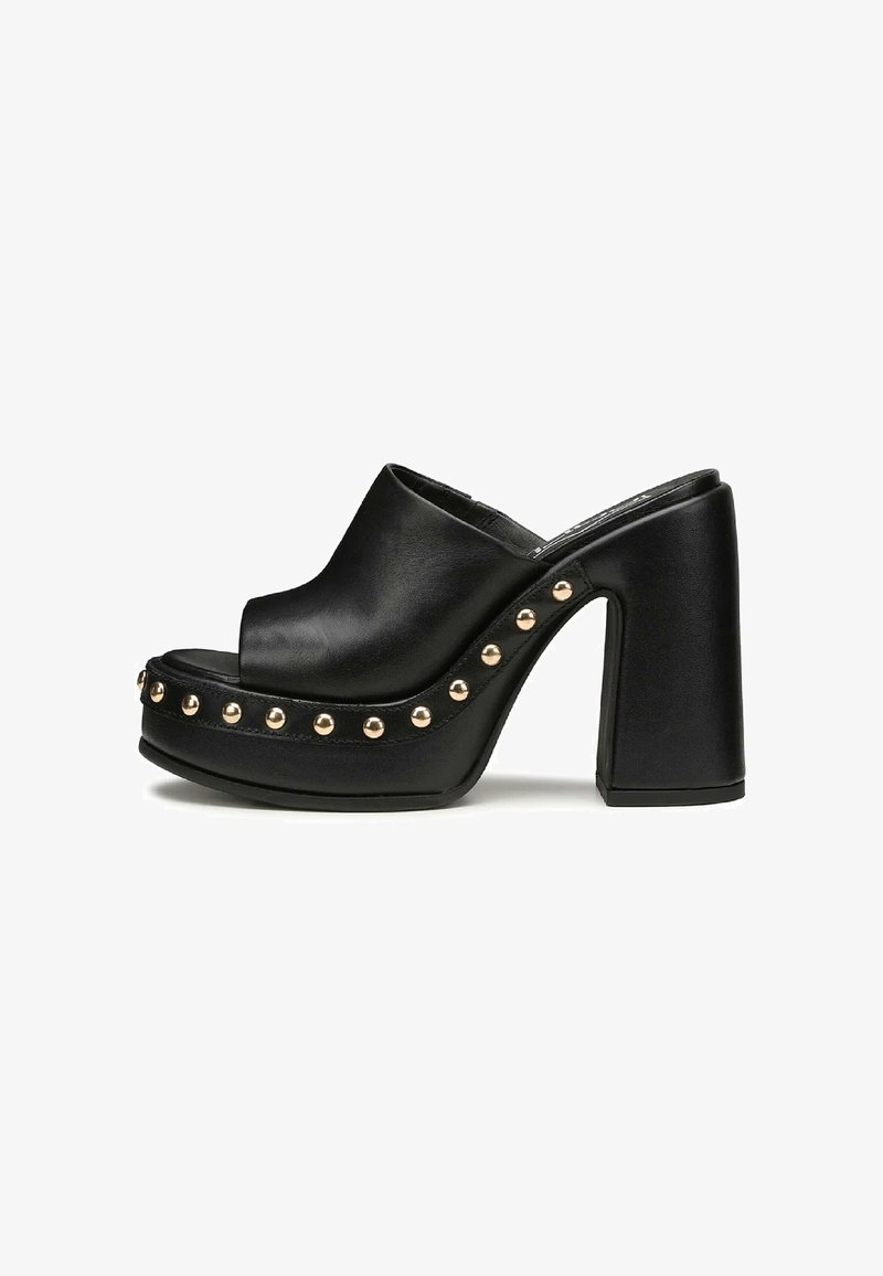 Mule open-toe in pelle nera con piattaforma e tacco a blocco alto, caratterizzate da borchie dorate lungo il lato e una trama liscia.