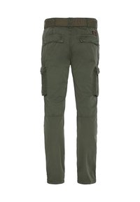 Pantaloni cargo verde oliva, realizzati in tessuto leggero. Caratterizzati da multiple tasche, una cintura robusta e un design a gamba dritta.