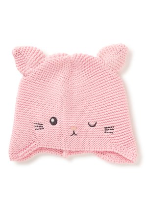 Gorro de bebé rosa tejido con orejas de gato, con rasgos faciales bordados que incluyen un ojo abierto y otro cerrado, nariz, boca y bigotes.