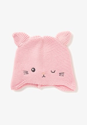 Cappellino rosa lavorato a maglia per neonati con orecchie da gatto, con tratti del viso ricamati tra cui un occhio aperto e uno chiuso, naso, bocca e baffi.