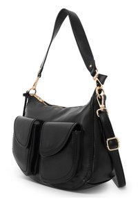 Sac à main en cuir noir avec deux poches frontales, ferrures dorées, bandoulière ajustable et texture lisse. Dispose d'une fermeture éclair sur le dessus.
