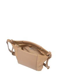 Beige handväska med vävd textur och släta läder, med en ficka med dragkedja och justerbar axelrem.