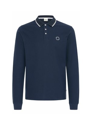 Camisa polo de manga larga en color navy con cuello clásico, tapeta de tres botones y detalles en blanco en contraste; pequeño logo en el pecho.