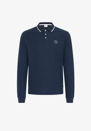 Camisa polo de manga larga en color navy con cuello clásico, tapeta de tres botones y detalles en blanco en contraste; pequeño logo en el pecho.