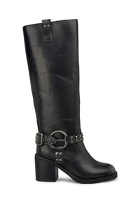 Botas negras de cuero hasta la rodilla con un tacón grueso. Presentan una correa ancha con una hebilla metálica circular y remaches plateados a lo largo de la correa.