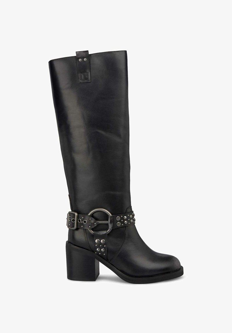 Botas negras de cuero hasta la rodilla con un tacón grueso. Presentan una correa ancha con una hebilla metálica circular y remaches plateados a lo largo de la correa.