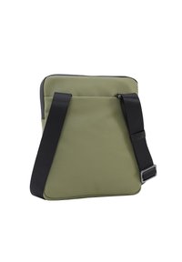 Borsa a messaggero verde oliva con superficie testurizzata, tracolla nera regolabile e tasca frontale con zip. Forma rettangolare compatta.