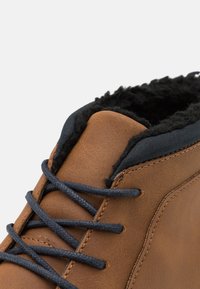 Pier One Hétköznapi fűzős cipő - cognac