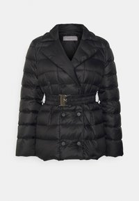 Černý péřový kabát s dvouřadým designem, velkým límcem, páskem v pase a lesklou texturou. Obsahuje černé knoflíky a sponu s logem.