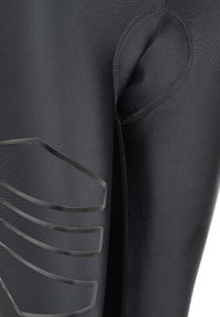 Zwarte sportleggingen van soepel, rekbaar materiaal, met een gestructureerd grijs ontwerp langs de zijkant en versterkte naden.