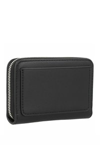 Portafoglio in pelle nera con chiusura a zip, caratterizzato da una texture liscia e uno scomparto per carte sul davanti. I bordi cuciti aggiungono dettaglio.