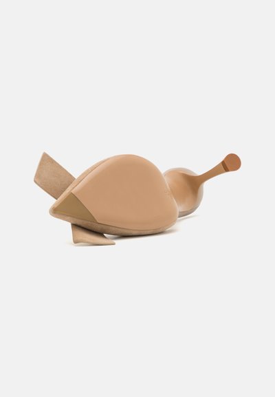 Beige højhælede sko med rund tå, sueded tekstur og et karakteristisk vinklet hældesign. Glat, blank finish på sålen.