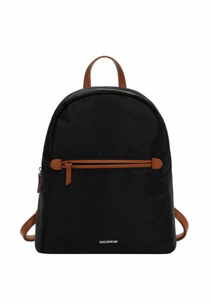 Sort rygsæk med brunt læder lynlås træk, håndtag og stropper, med en forreste lynlåslomme og en lille hvid "EMILY & NOAH" logo.