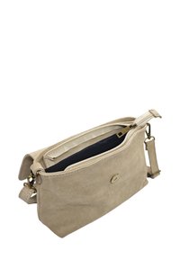 Sac bandoulière en daim beige avec fermeture à glissière supérieure, bandoulière réglable et un accent circulaire doré sur le devant.