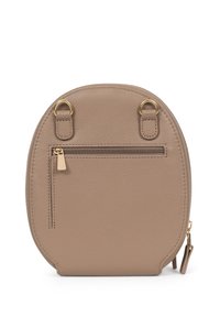 Borsa rotonda in pelle morbida color taupe con superficie texturizzata. Presenta una tasca frontale con zip e dettagli in hardware dorato.