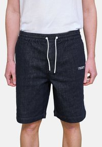 Shorts in denim scuro con vita elastica, coulisse bianca e tasche laterali. Presenta un piccolo etichetta del marchio sul lato sinistro anteriore.
