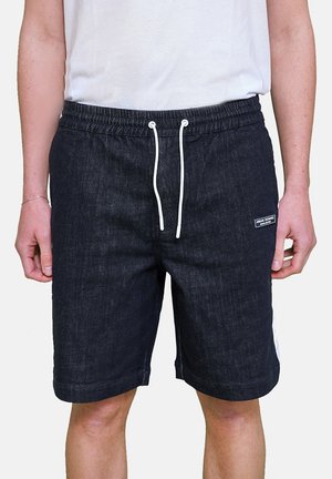 Shorts in denim scuro con vita elastica, coulisse bianca e tasche laterali. Presenta un piccolo etichetta del marchio sul lato sinistro anteriore.