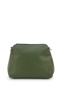 Groene leren tas met een gestructureerde afwerking, ronde vorm en een bovenaan ritssluiting. Zilveren hardwareaccenten voegen detail toe.
