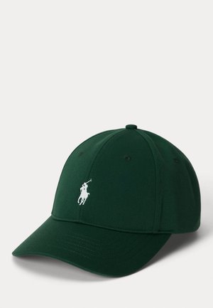 Căciulă de baseball verde închis, confecționată dintr-un material textil, având un logo brodat alb al unui jucător de polo călare pe un cal. Design clasic cu vizieră curbată.