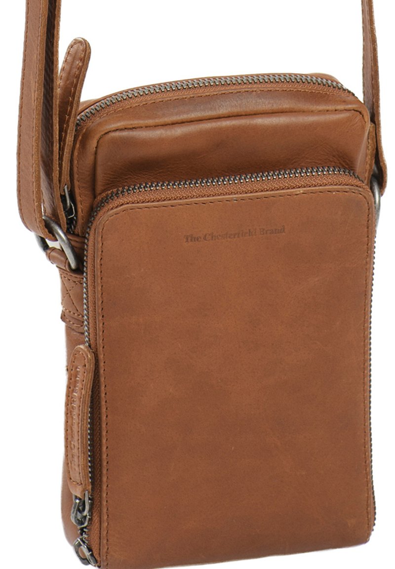 Borsa a tracolla in pelle marrone con più scomparti con zip, texture liscia e tracolla removibile. Branding discreto sul davanti.