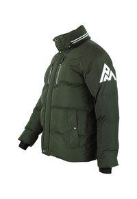 Giacca puffy verde con colletto alto, tasche con zip e logo bianco sulla manica. Presenta polsini elasticizzati e un design trapuntato.