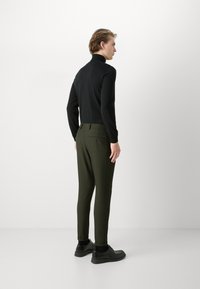 Les Deux COMO PANTS SEASONAL - Chino hlače - deep forest/charcoal