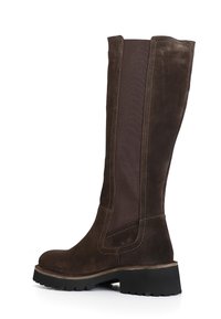 Botte en suède brun montant avec des panneaux latéraux en elastique, surface texturée, semelle robuste en caoutchouc noir et détail de couture contrastant.
