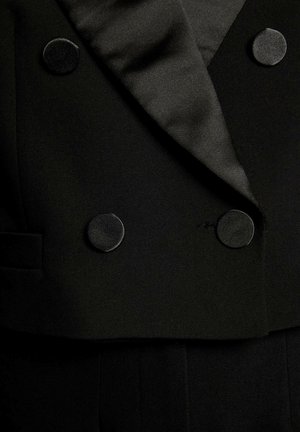 Blazer nero corto con rever in satin, bottoni tondi rivestiti di tessuto e tessuto strutturato con una consistenza liscia.