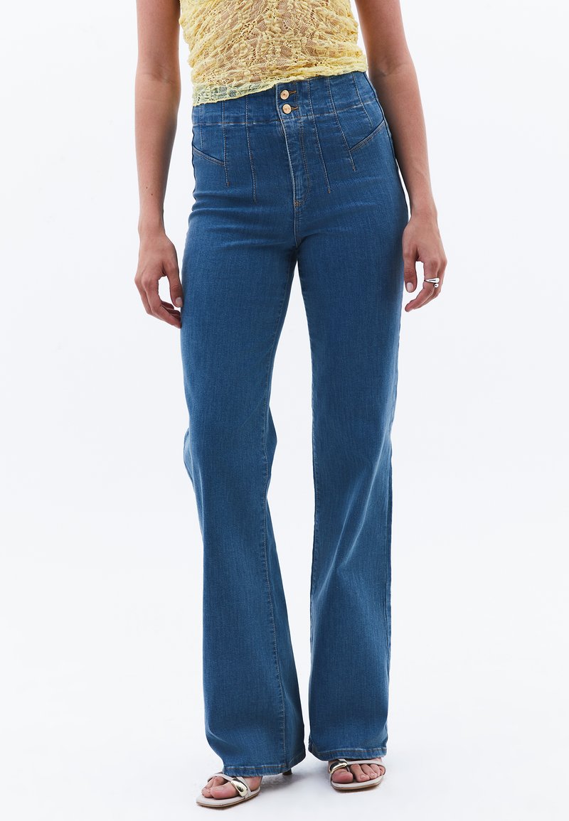 Jeans de corte alto y pierna recta en denim azul claro, con cierre de botón en la parte frontal, dos bolsillos y dobladillo limpio.