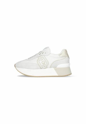 Sneaker bianca con una combinazione di materiali lisci e testurizzati, dotata di una suola spessa, punta rotonda e un branding sottile sul lato.
