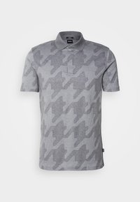 Polo gris avec un grand motif pied-de-poule, manches courtes, col boutonné, étiquette BOSS sur le col et étiquette latérale.