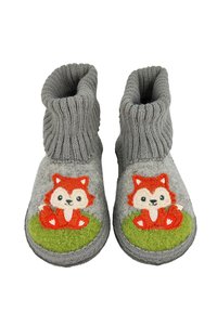 Grijze gevilte slippers met gebreide enkelmanchetten. Heeft een geborduurd vosontwerp op een groene achtergrond, met witte accenten.