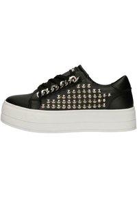 Sneakers platform neri con una tomaia in pelle liscia, dettagli a borchie argentate sui lati e suola in gomma bianca texturizzata. Lacci neri inclusi.