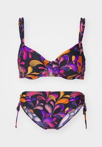 Μαύρο σετ μπικίνι με λουλουδάτο σχέδιο σε μωβ, πορτοκαλί και ροζ χρώματα. Το τοπ διαθέτει ρυθμιζόμενους ιμάντες και το κάτω μέρος έχει κορδόνια στο πλάι.