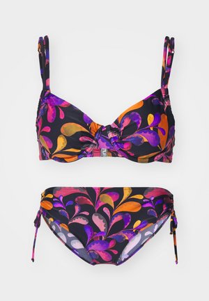 Juodas bikini komplektas su gėlėtu raštu, kuriame dominuoja purpurinė, oranžinė ir rožinė spalvos. Viršus turi reguliuojamus dirželius, o apatinė dalis turi šoninius raištelius.