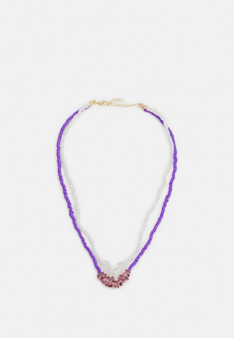 Colar de contas multicoloridas com contas roxas, brancas e rosas, com um fecho dourado e design em camadas. Contas texturizadas incluídas.